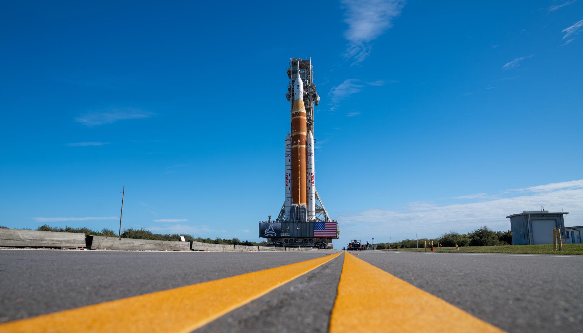 NASAのアルテミスII月飛行ミッション用のSLS(スペース・ローンチ・システム)ロケットが打ち上げ台に立つ様子