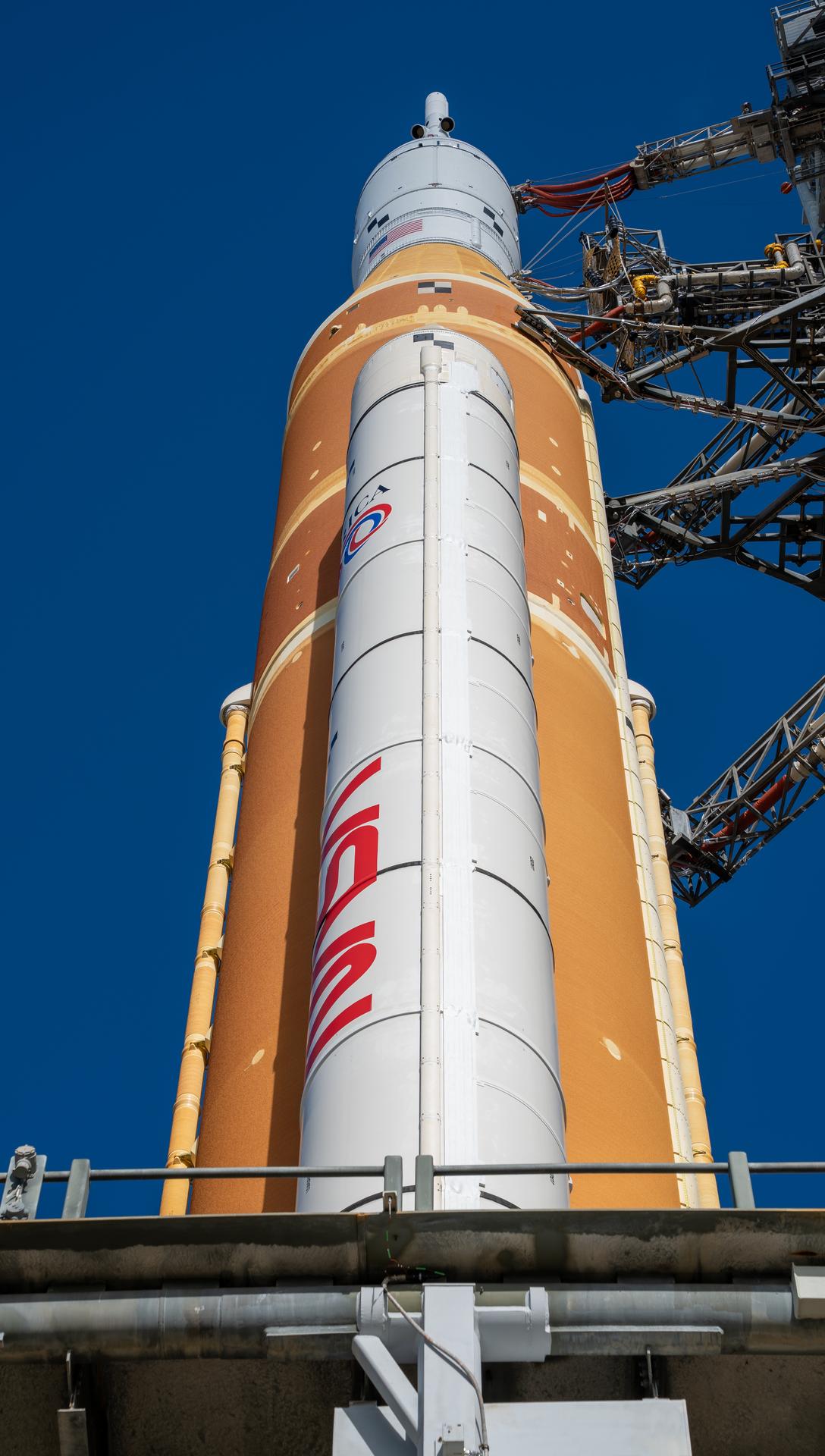 NASAのアルテミスII打ち上げ用スペース・ローンチ・システム(SLS)ロケットが打ち上げ台に立つ様子