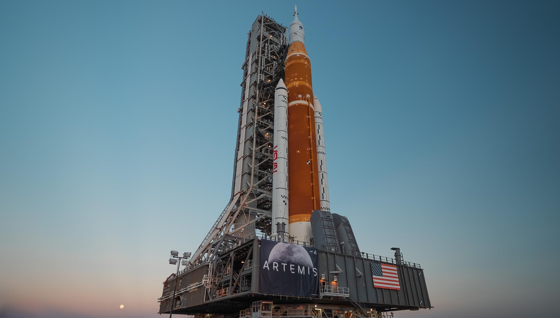 発射台に立つNASAのアルテミス計画用SLS(スペース・ローンチ・システム)ロケットの雄姿。